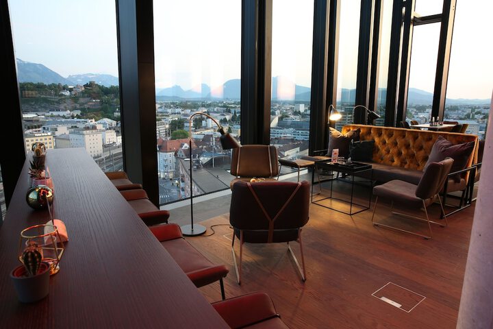 Lounge 77 of 111
