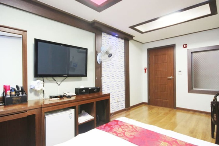 Room 15 of 18
