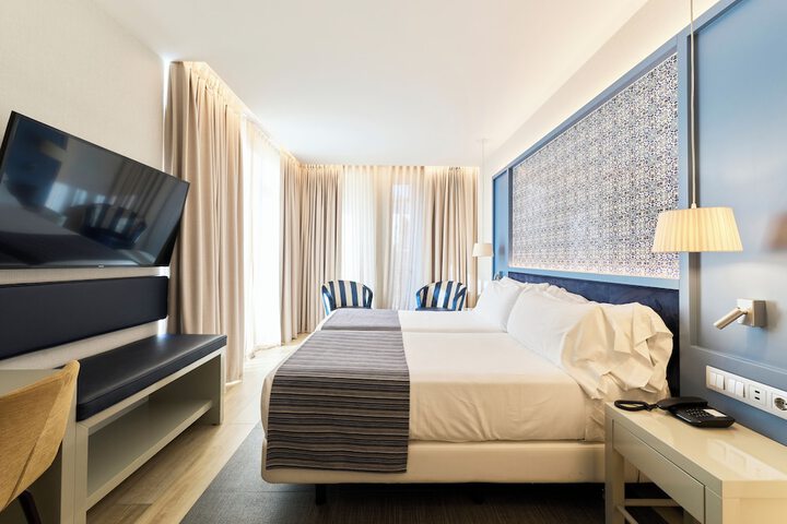 Room 33 of 79
