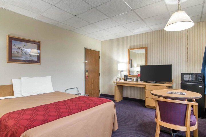 1 Queen Bed (4 of 14)