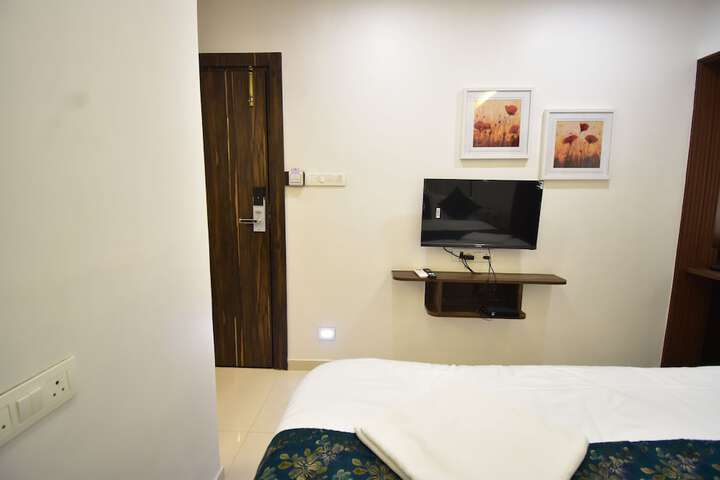 Room 12 of 33