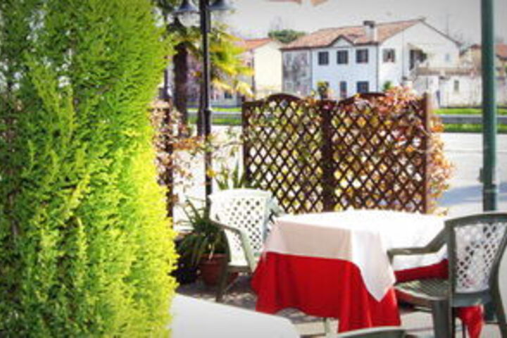 Dining 38 of 44