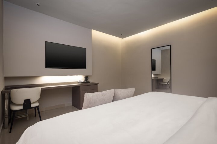Room 13 of 36