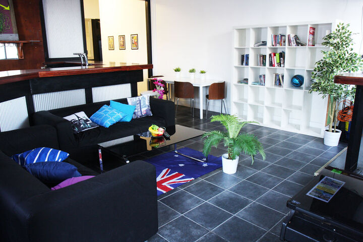 Lounge 22 of 29