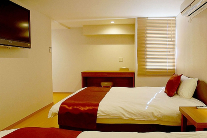 Room 2 of 7