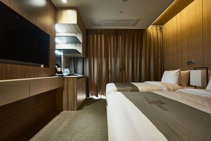 Room 9 of 95
