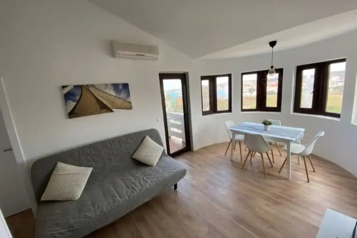 Room 4 of 15