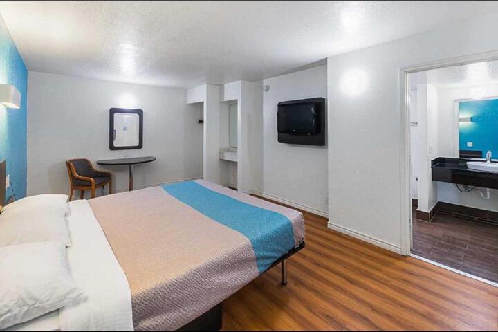1 King Bed (6 of 7)