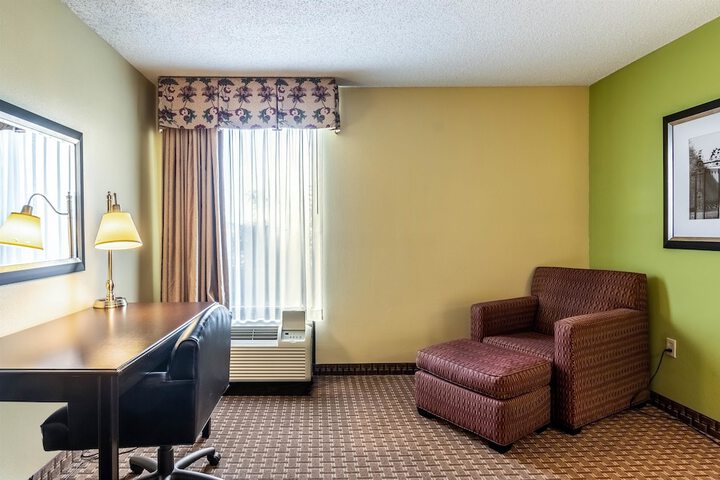 1 Queen Bed (7 of 8)