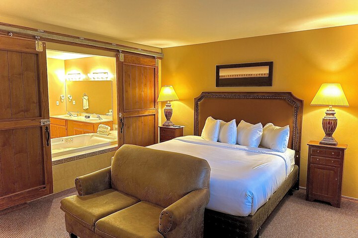 Standard King Bed Pet Friendly (3 of 15)