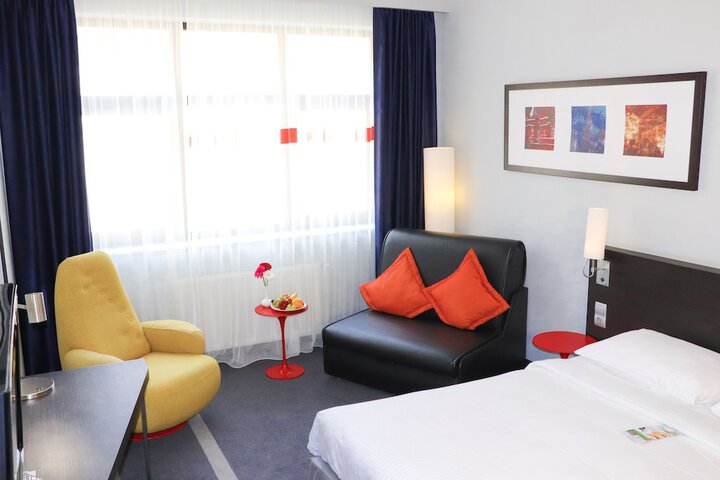 Room 53 of 140