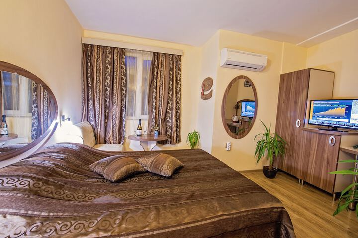 Room 12 of 25