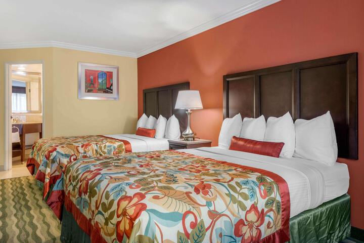2 Queen Beds (2 of 2)