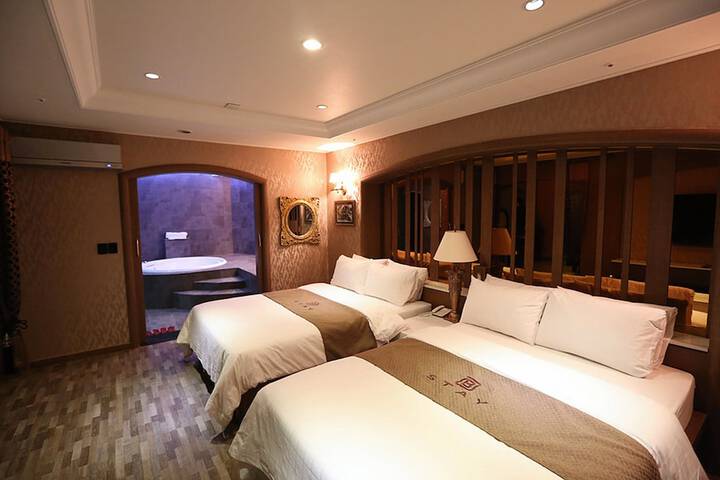 Room 8 of 19