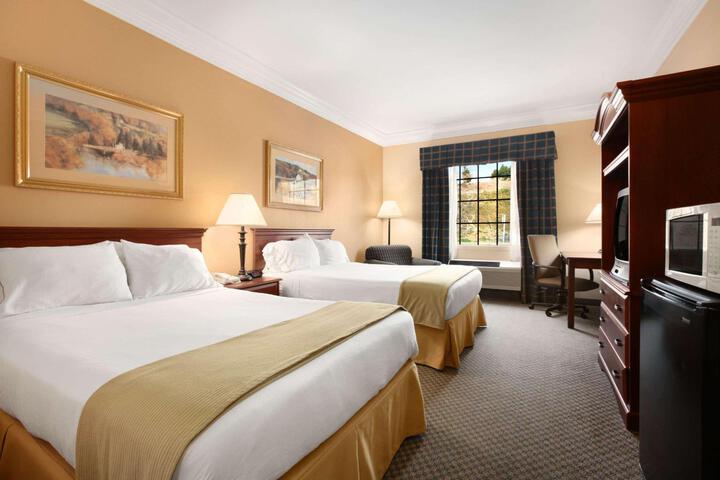 2 Double Beds (3 of 7)