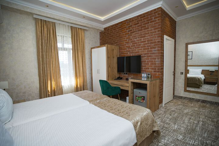 Room 13 of 38