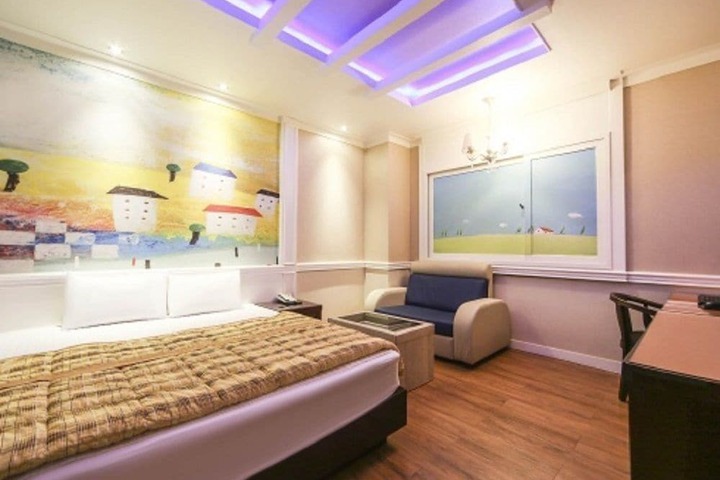 Room 6 of 12