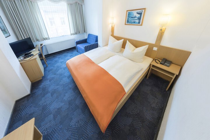 Room 10 of 36