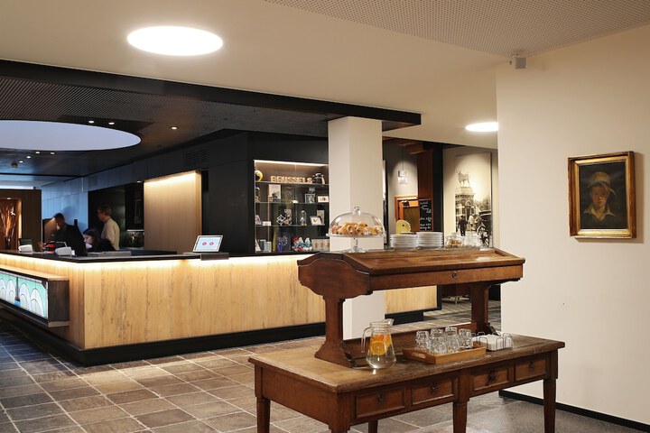 Concierge desk