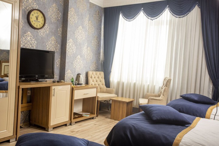 Room 13 of 33