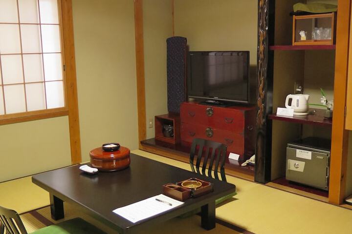 Room 7 of 32