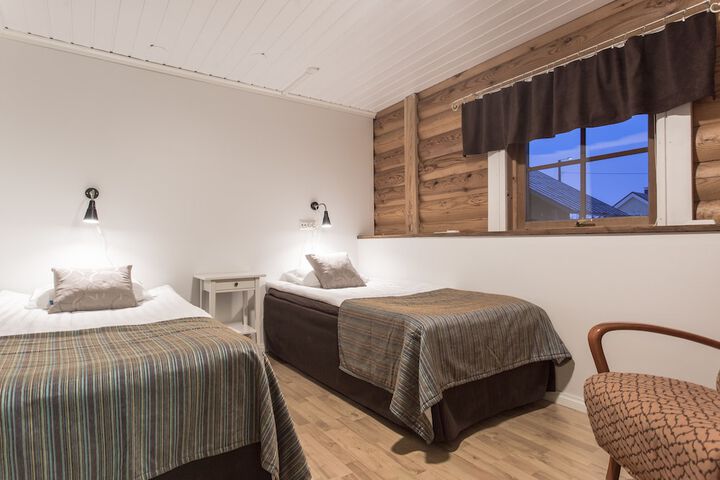Room 4 of 16