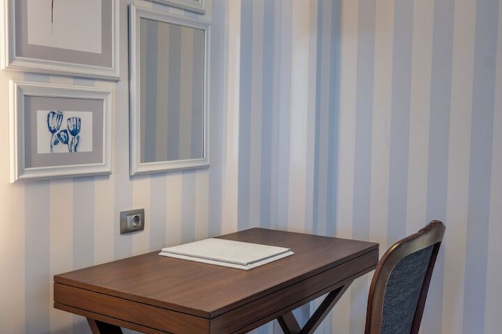 Room 8 of 152