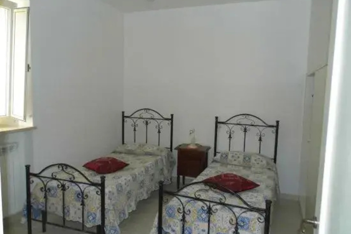 Room 4 of 9