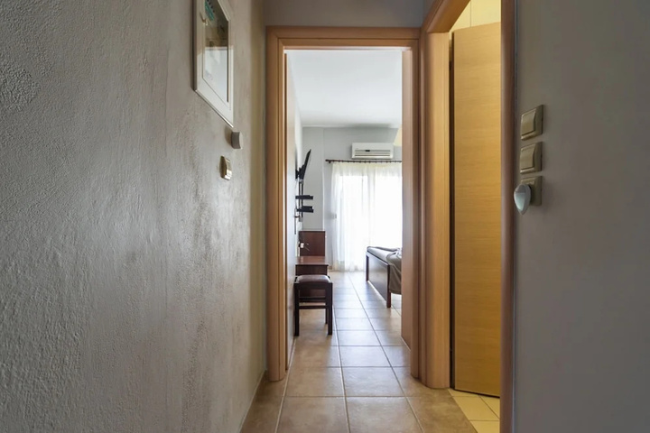Room 9 of 18