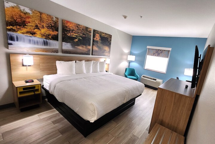 1 King Bed | (1 of 11)
