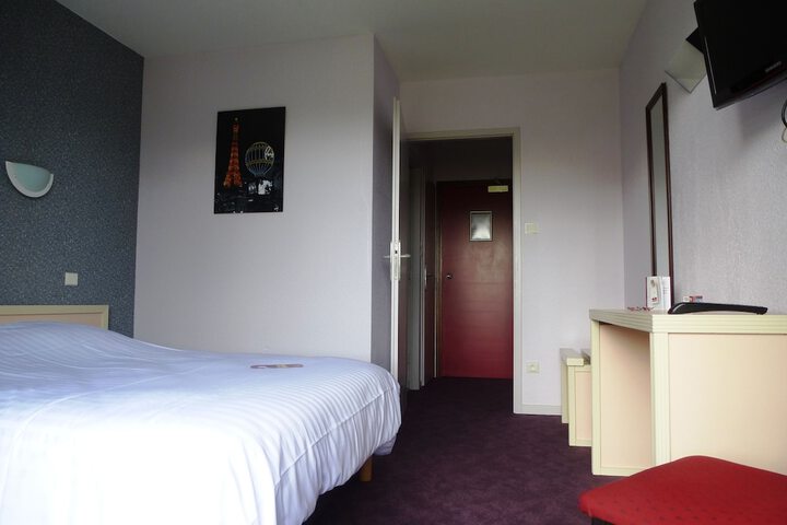 Room 8 of 33
