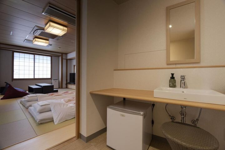 Room 17 of 27