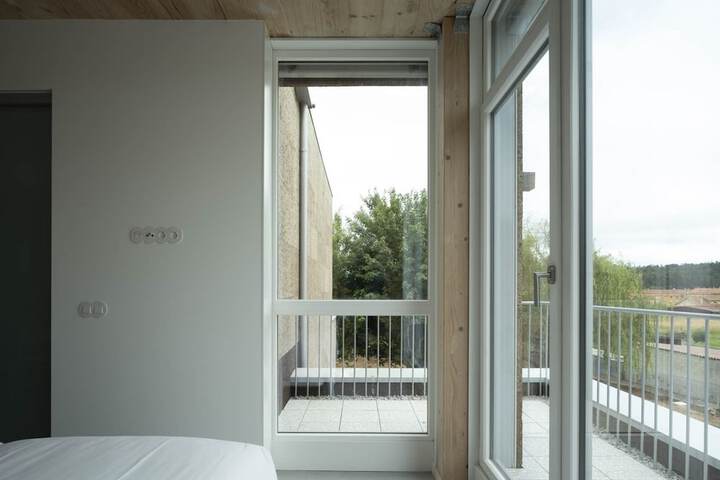 Room 4 of 8