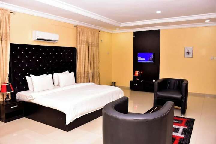 Room 10 of 80