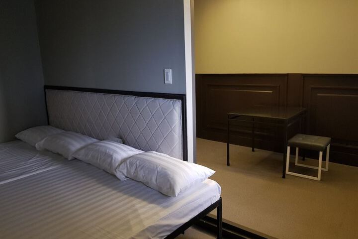 Room 4 of 40