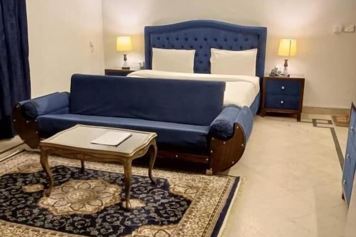 Room 4 of 8