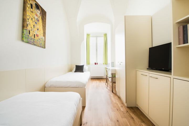 Room 8 of 80