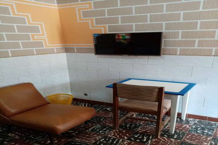 Room 5 of 8