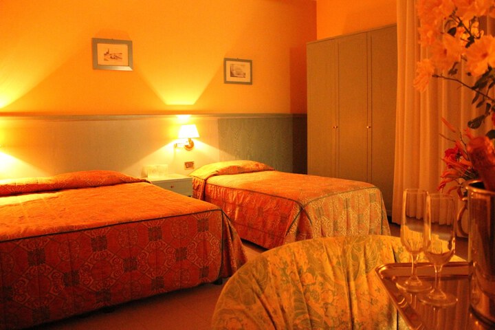 Room 6 of 16