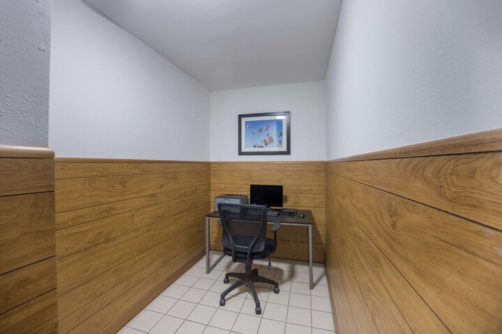Business Center 36 of 38