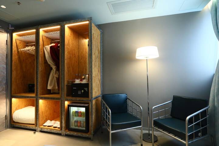 Room 4 of 40
