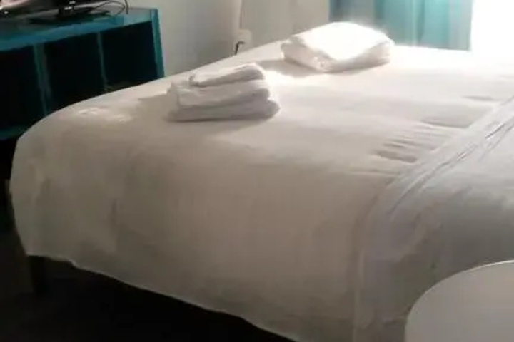 Room 5 of 12
