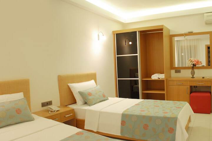 Room 3 of 28