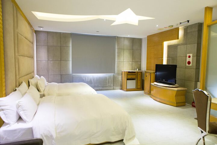 Room 34 of 62