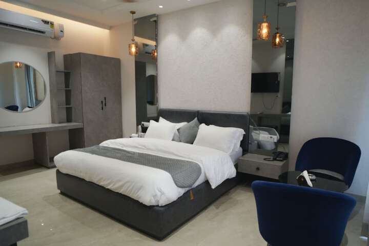 Room 4 of 24
