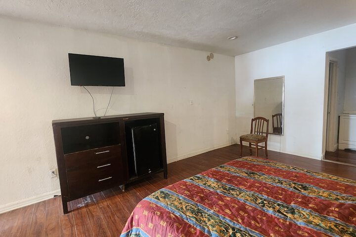 Room 10 of 28