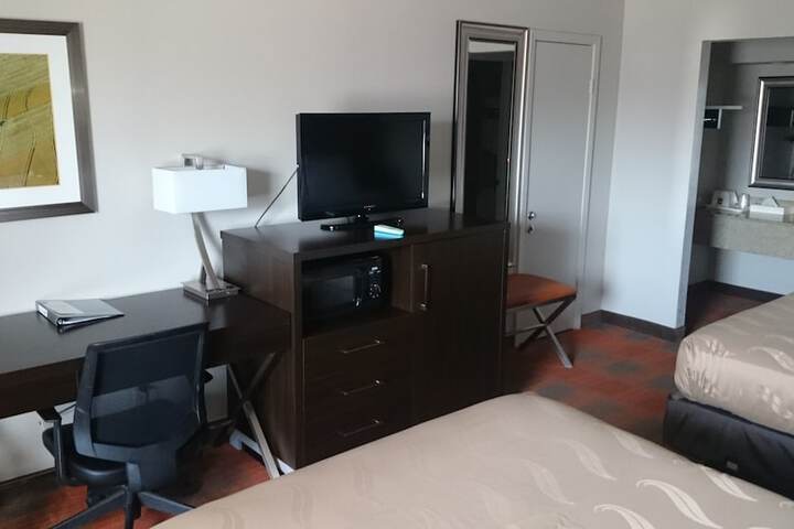2 Queen Beds (6 of 10)