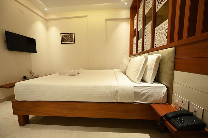 Room 11 of 27