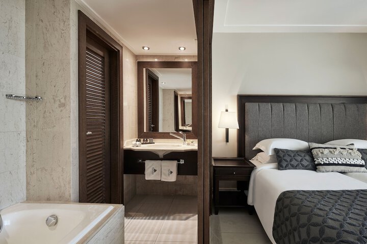 Room 52 of 83