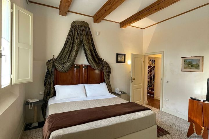 Room 6 of 43